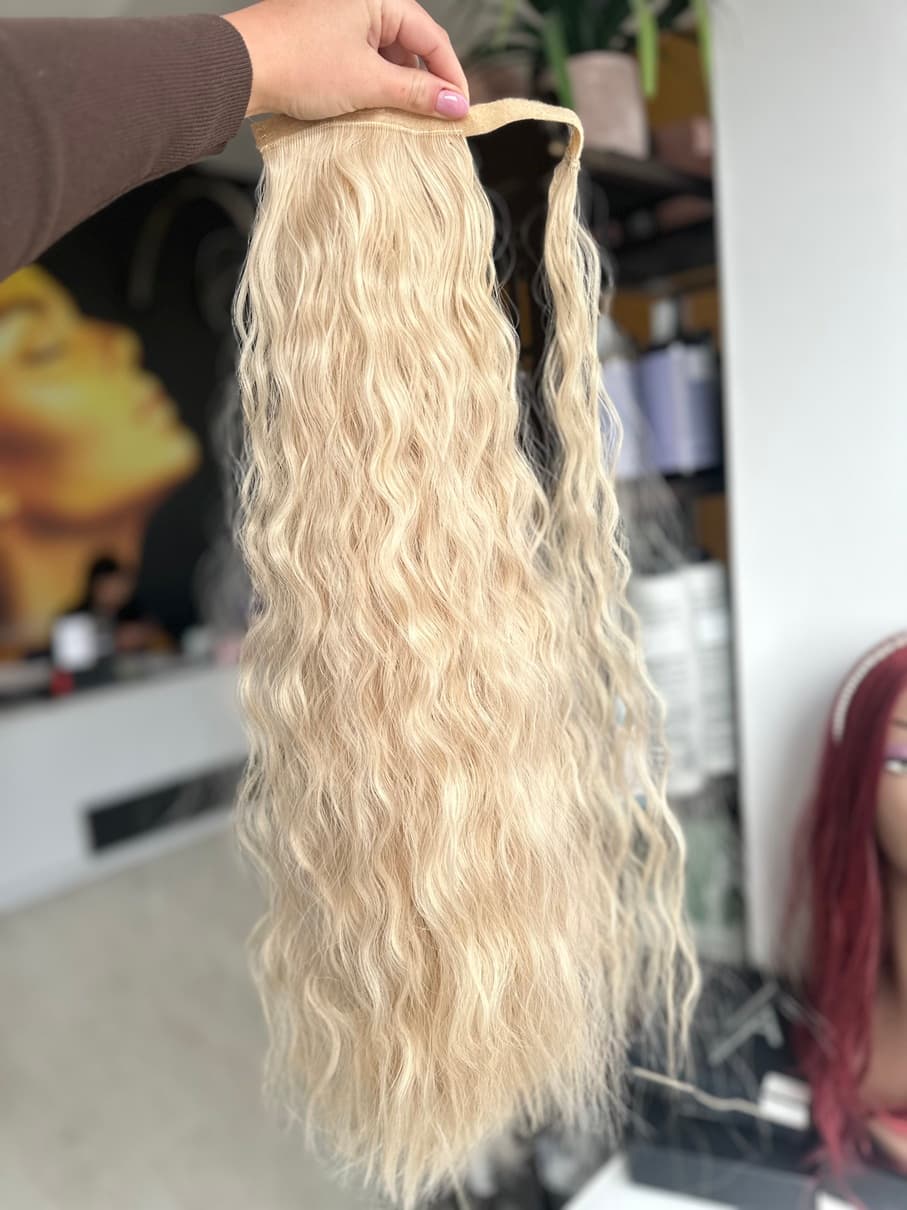 Cola de Pelo Rizada Rubio con Mechas