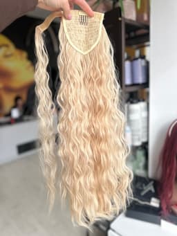 Cola de Pelo Rizada Rubio con Mechas