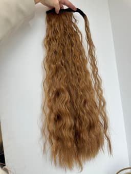 Gekräuselte Pferdeschwanz-Haarnadel in Satin-Karamell mit Klettverschluss