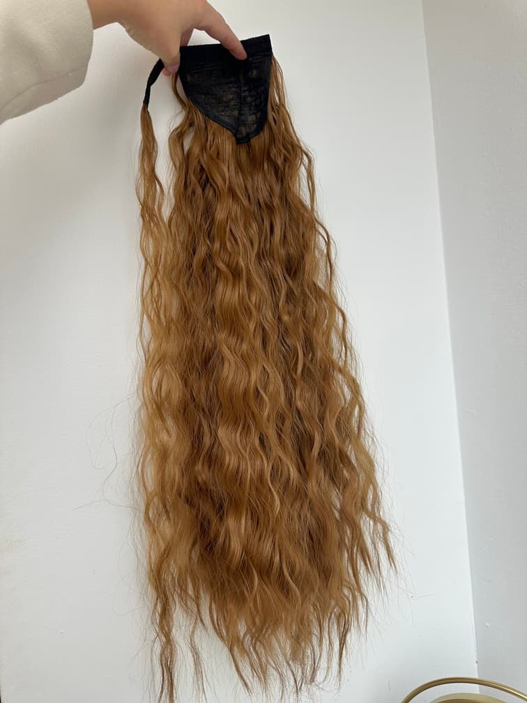 Gekräuselte Pferdeschwanz-Haarnadel in Satin-Karamell mit Klettverschluss