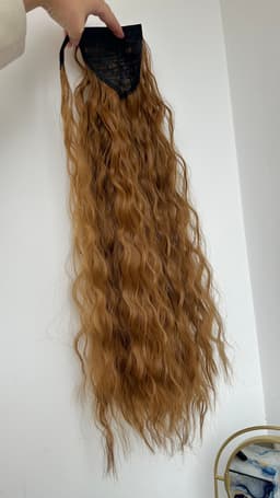 Gekräuselte Pferdeschwanz-Haarnadel in Satin-Karamell mit Klettverschluss