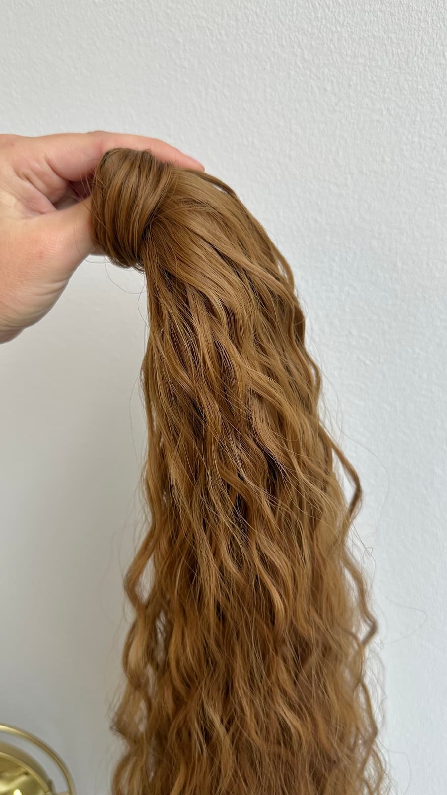 Gekräuselte Pferdeschwanz-Haarnadel in Satin-Karamell mit Klettverschluss