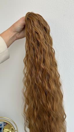 Gekräuselte Pferdeschwanz-Haarnadel in Satin-Karamell mit Klettverschluss