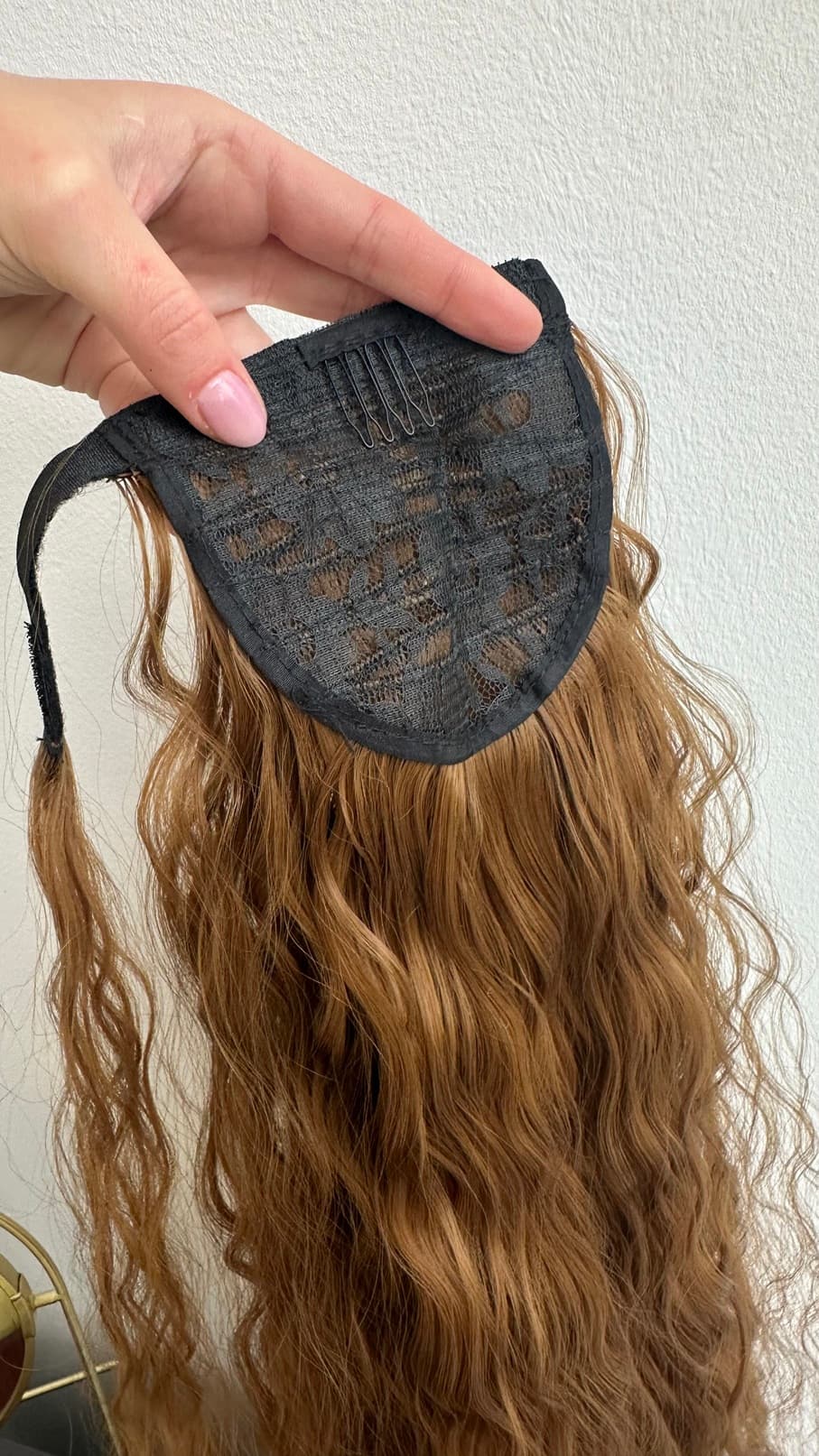 Gekräuselte Pferdeschwanz-Haarnadel in Satin-Karamell mit Klettverschluss