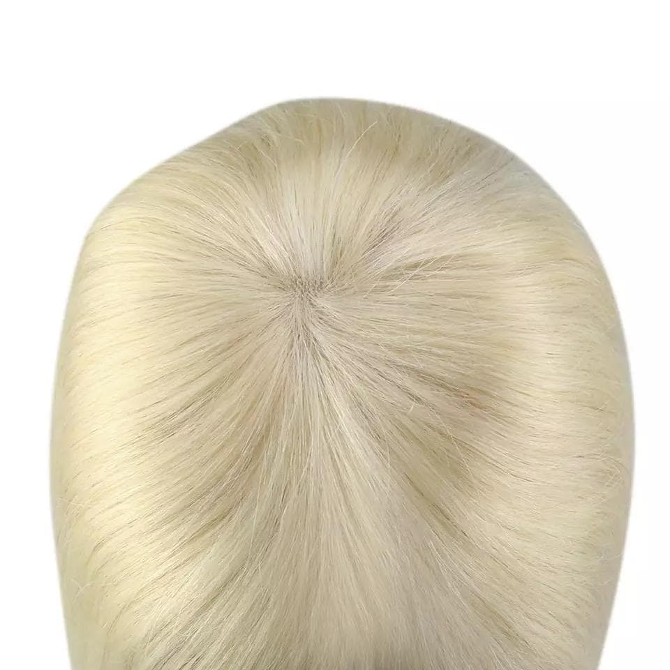 Pony mit platinblonden Haaransatz Pony mit platinblonden Haaransatz