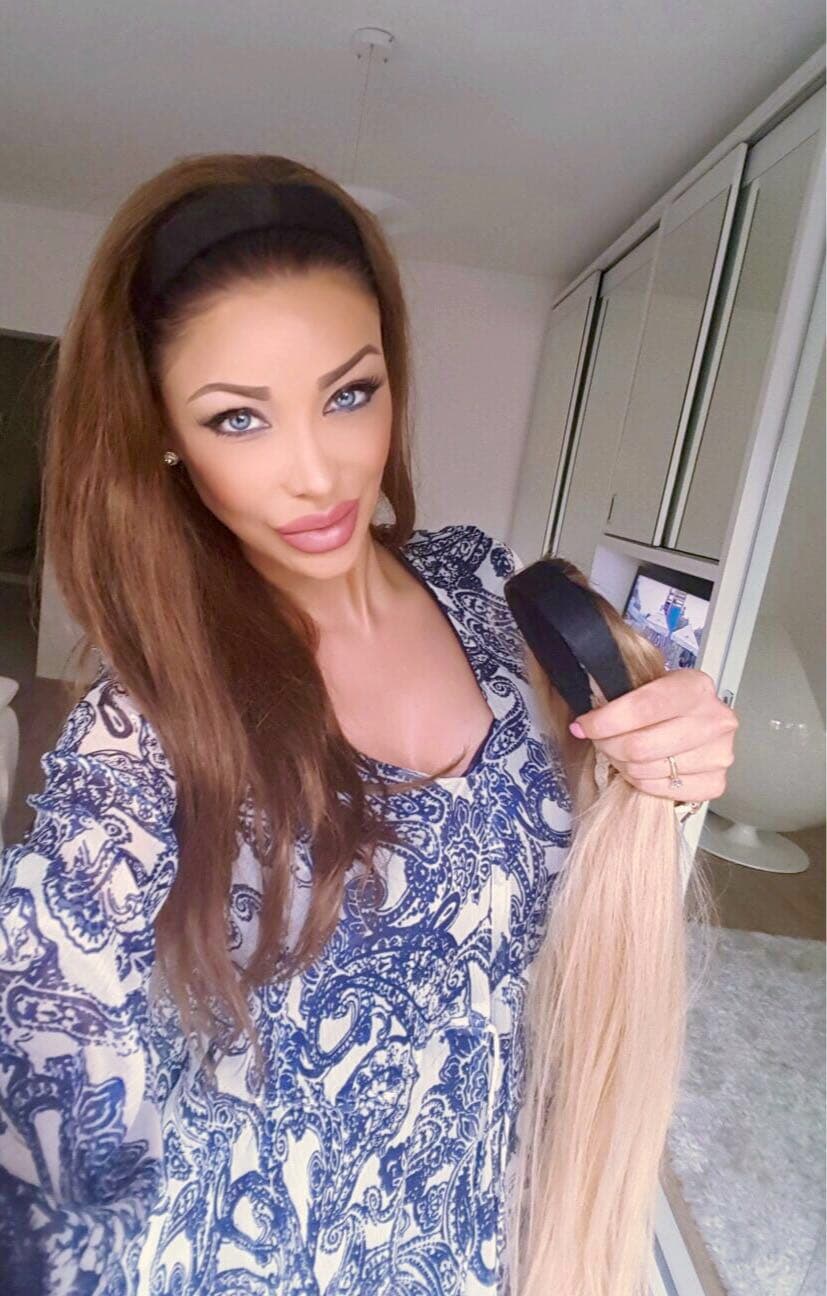 Volumenkissen mit Luxe-Blond-weißer Haarsträhne Volumenkissen mit Luxe-Blond-weißer Haarsträhne